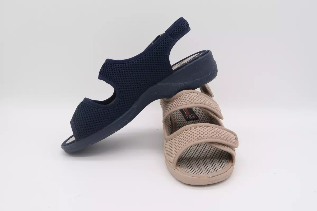 Zapatilla abierta sujeta con velcro | 27 azul marino beige cutillas