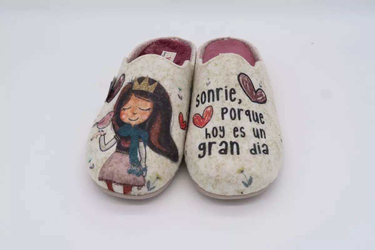 Zapatilla de casa destalonada con suela de goma. Dibujo niña 26 